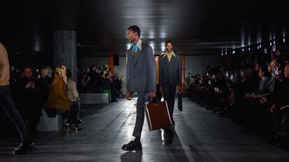 Varios modelos presentan las creaciones de la casa de moda italiana Prada en la semana de la moda masculina de Milán (Italia) el 15 de enero de 2023.