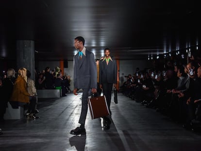 Varios modelos presentan las creaciones de la casa de moda italiana Prada en la semana de la moda masculina de Milán (Italia) el 15 de enero de 2023.