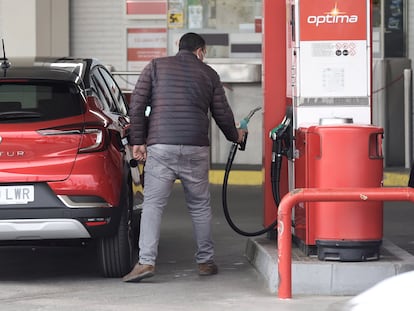 Un hombre reposta su vehículo en una gasolinera Cepsa situada en Madrid, en marzo.