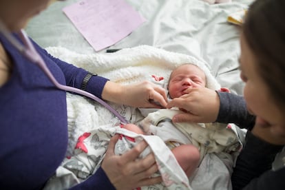 Las matronas de atención primaria deben incluir, entre sus cometidos, el seguimiento y evaluación de los cuidados en las mujeres y en sus necesidades de salud sexual y reproductiva.