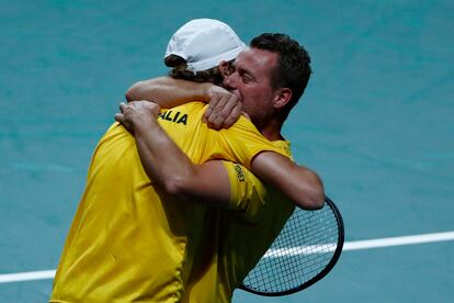Copa Davis 2022: Hewitt abraza a Purcell tras el triunfo de Australia en el dobles