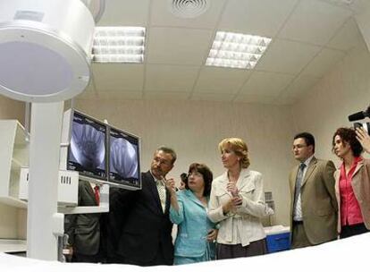 Esperanza Aguirre visita el hospital del Henares en mayo. El aparato que observa fue retirado horas más tarde.