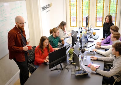 El equipo digital y creativo de James Brand reunido para definir la estrategia de un cliente.