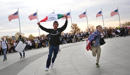 Un estudiante ondea la bandera mexicana durante una protesta contra Trump en Washington.
