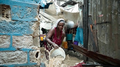 Una mujer saca agua de su casa inundada en Puerto Príncipe el 3 de junio de 2023.