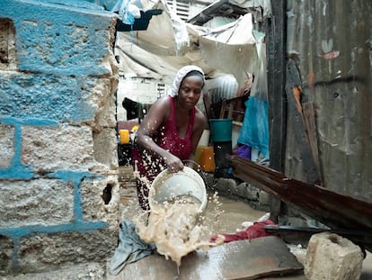 Una mujer saca agua de su casa inundada en Puerto Príncipe, Haití