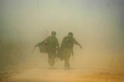 Dos soldados israelíes, en la frontera con Líbano.