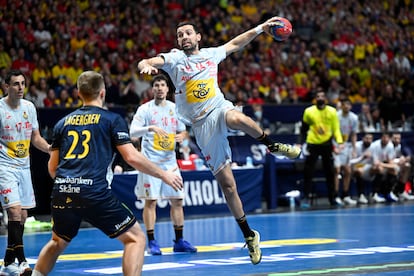 Ferran Sole lanza a portería en el partido por el bronce mundialista entre España y Suecia.