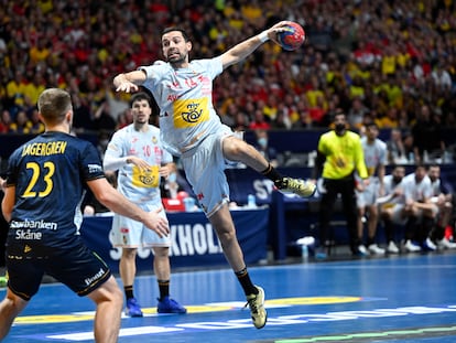 Ferran Sole lanza a portería en el partido por el bronce mundialista entre España y Suecia.