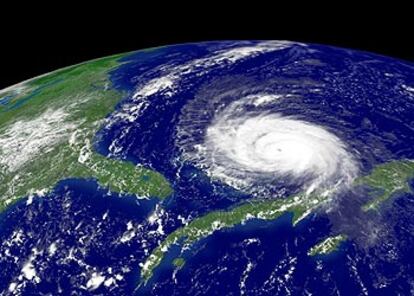 El huracán Frances acercándose a Florida en una imagen del satélite NOAA tomada ayer por la tarde.