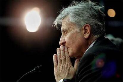 Jean-Claude Trichet, presidente del BCE, comparece ante los medios.