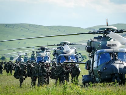 Los paracaidistas de las Fuerzas Armadas alemanas y otros socios de la OTAN se encuentran junto a helicópteros NH-90 del ejército alemán durante unos ejercicios militares.