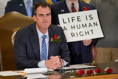 El gobernador de Oklahoma, Kevin Stitt, el pasado mes de abril. El cartel dice: "La vida es un derecho humano".