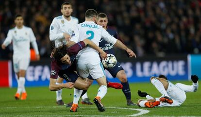 Edinson Cavani en acción con Dani Carvajal.   