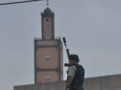 Un guardia civil, en el barrio ceut&iacute; de El Pr&iacute;ncipe.