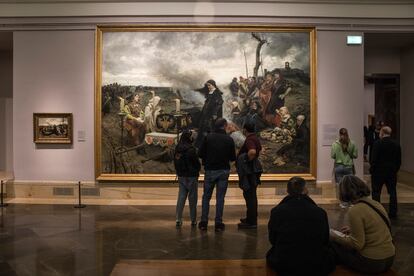 Varios visitantes contemplan hoy el lienzo 'Doña Juana la Loca' (1877) en la exposición del museo del Prado, 'Francisco Pradilla (1848-1921) , esplendor y ocaso de la pintura de historia en España'.