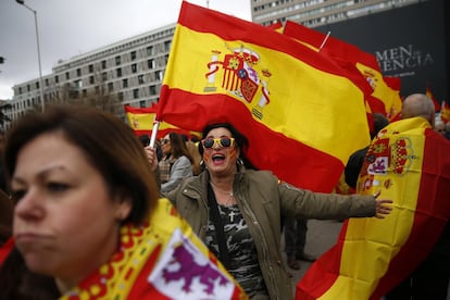 Los que han acudido este domingo a la plaza de Colón en Madrid, del espectro político de centroderecha, derecha y extrema derecha, coincidían en reclamar una convocatoria electoral y defendían la unidad de España frente a los independentistas. En la imagen, una de las manifestantes que han asistido a la concentración.