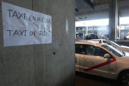 Ambient aquest dilluns a l'aeroport de Barajas durant la primera jornada de la vaga indefinida convocada pels taxistes madrilenys.