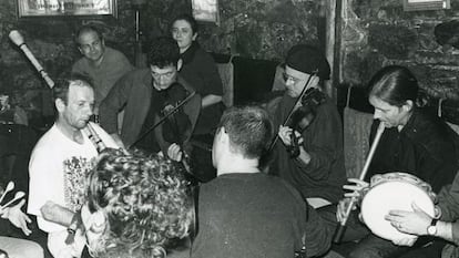 Foliada con músicos de Berrogüetto en A Casa das Crechas, en Santiago de Compostela.