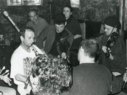 Foliada con músicos de Berrogüetto en A Casa das Crechas, en Santiago de Compostela.