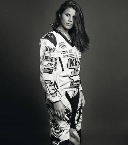 En el Rally Dakar suelen competir entre 180 y 190 motos, de las cuales no más de siete están pilotadas por mujeres. Una de ellas es Laia Sanz, que con 29 años se enfrenta a muchos hombres en una de las competiciones más duras del motor. Laia conquistó a principios de octubre su cuarto título mundial consecutivo de enduro y ahora se prepara para afrontar de nuevo el Dakar, un rali que ha conseguido concluir en cinco ocasiones. El camino no fue fácil. Laia asegura que sufrió envidias solo por ser mujer y recuerda que incluso le llegaron a echar en cara que si ganaba era porque recibía la ayuda de los jueces. “Me he encontrado de todo. En el mundo del motor hay machismo y cuanto mejor van las cosas más lo sufres”, sentencia la piloto española. A los dos años Laia ya montaba en bici y con cuatro se subió por primera vez en una moto de trial, la de su hermano. “Cuando yo empecé era la única y ahora vas a un trial de niños y ves chicos y chicas, y sabes que eso en parte es gracias a ti”, se enorgullece la catalana. Lo que más ilusión le hace, confiesa, son las muestras de cariño que recibe del público. “En una ocasión se me acercó un hombre y me dijo: ‘Mi hija se llama Laia gracias a ti”, recuerda. Pero aún echa en falta más ayudas para las deportistas. “La situación del deporte femenino en España es difícil, pero creo que está mejorando”, cuenta. “La mayoría de las ayudas no van destinadas a las mujeres, pero cuanto más ganemos, más se nos tendrá que apoyar”.