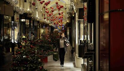 Una mujer paseaba entre decoración navideña en Londres, este miércoles.