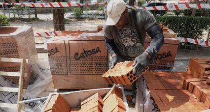 Un trabajador extranjero en la construcci&oacute;n