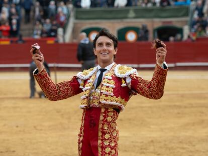 Roca Rey, con las dos orejas del toro Leguleyo, de Jandilla, el pasado 17 de marzo.