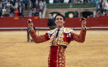 Roca Rey, con las dos orejas del toro Leguleyo, de Jandilla, el pasado 17 de marzo.