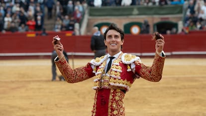 Roca Rey, con las dos orejas del toro Leguleyo, de Jandilla, el pasado 17 de marzo.