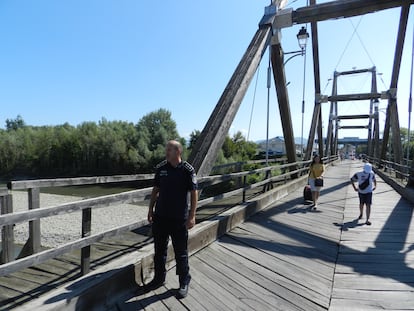 Adi Popa, jefe de la policía de frontera de Sighetu Marmației, observa el lado rumano, a finales de agosto.