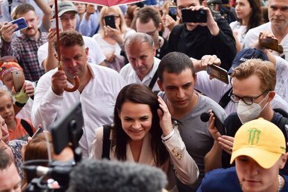 La candidata Tijanóvskaya a la entrada de su colegio electoral en Minsk, este domingo.