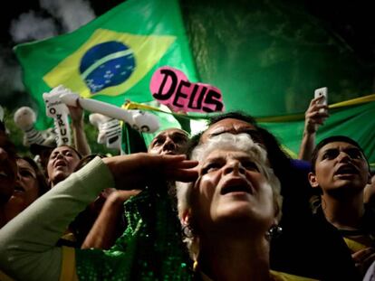 Simpatizantes del candidato a la presidencia de Brasil, Jair Bolsonaro, celebran su victoria en la avenida Paulista, en San Pablo.