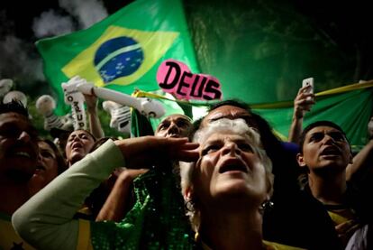 Simpatizantes del candidato a la presidencia de Brasil, Jair Bolsonaro, celebran su victoria en la avenida Paulista, en San Pablo.