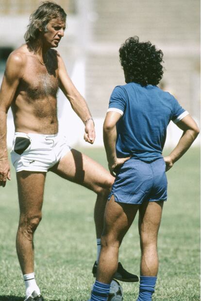 Menotti charla con Maradona durante un entrenamiento en 1980.