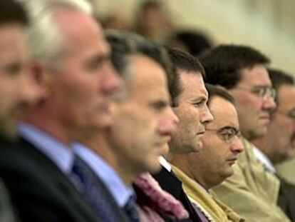 Juan José Ibarretxe, junto a otros miembros del Gobierno vasco durante una de las concentraciones de condena.