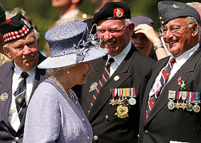 La reina Isabel II, ayer en Normandía con veteranos británicos.