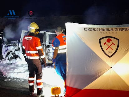 Bomberos trabajan en el accidente de Caín (Málaga), este jueves.