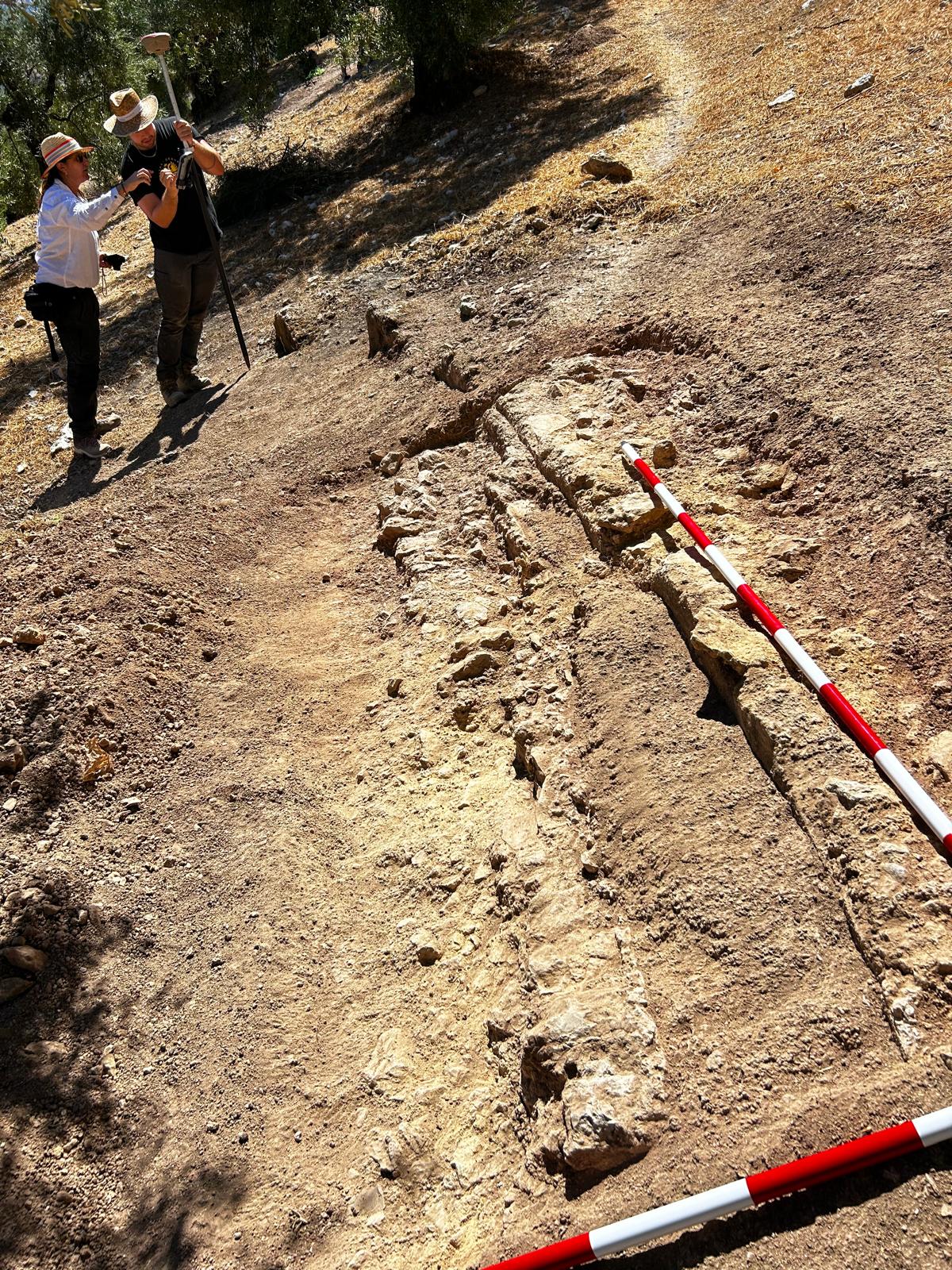 Restos de un tramo de acueducto localizados en un olivar en las inmediaciones de Zahara de la Sierra (Cádiz)