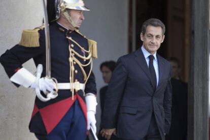 Nicolas Sarkozy espera, ayer en el Elíseo, la llegada de su homóloga argentina, Cristina Fernández.