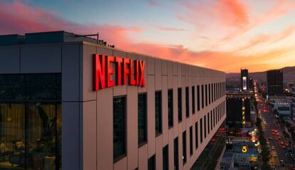 Logo de Netflix en un edificio