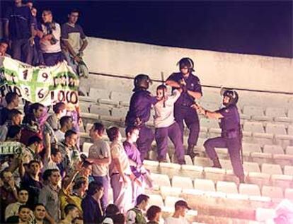 Tres policías detienen a un hincha violento durante el último <b></b><i>derby </i>Sevilla-Betis.