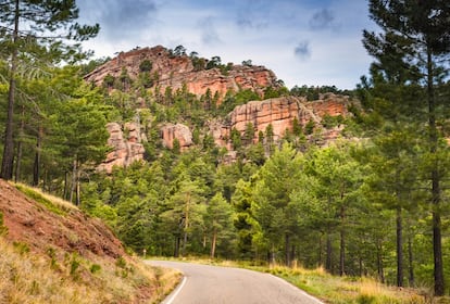 <a href="https://albarracinturismo.com/" target="">La sierra de Albarracín</a> atesora una joya como el pueblo homónimo, integrante de la asociación de los más bonitos de España, y <a href="https://elviajero.elpais.com/elviajero/2018/10/03/album/1538580127_862496.html" target="">el más bonito de todos según los lectores de EL PAÍS.</a> Aquí también está el pueblo con fama de ser el más frío del país: Griegos, a 1.600 metros de altura, entre bosques de pino silvestre y praderas de alta montaña. El agua, abundante, refresca aún más los veranos de esta sierra del suroeste de la provincia de Teruel (Aragón) en las que se encuentran el Salto de San Pedro en el Vallecillo, la cascada de Calomarde, el Barranco Hondo o los Ojuelos del Río Cabriel.<br></br> En la imagen, el paisaje rojizo del Rodeno, cerca de Albarracín.