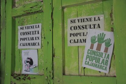 La sede de Cosajuca es un pequeño local ubicado a las afueras del municipio y cuyas paredes están forradas de posters y murales contra la minería y apoyando la consulta popular.