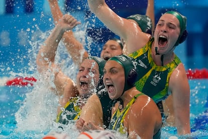 Alice Williams, arriba a la derecha, y Bronte Halligan, centro, de Australia, celebran después de ganar en tanda de penaltis a Países Bajos.
