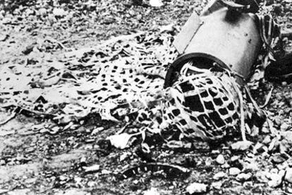 Foto de archivo de una de las bombas que cayeron en Palomares (Almería) en 1966 tras un accidente de la aviación de EE UU.