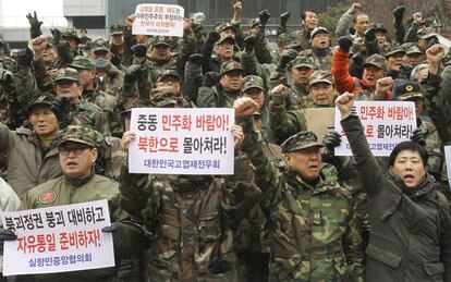 Corea del Sur, los veteranos de guerra gritar consignas durante una manifestación contra Corea del Norte en Seúl, Corea del Sur, Miércoles, 28 de diciembre 2011. Después de 11 días de duelo, el funeral de Kim Jong Il se celebró en Pyongyang, Corea del Norte, el miércoles. Las letras en las cartas decía: "Deja que el viento de golpe la democracia en Corea del Norte."