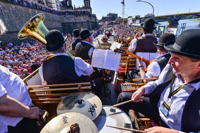 Los “Saspower Dixieland Stompers” durante el desfile de una edición pasada de Dixieland en el casco antiguo de Dresde.
