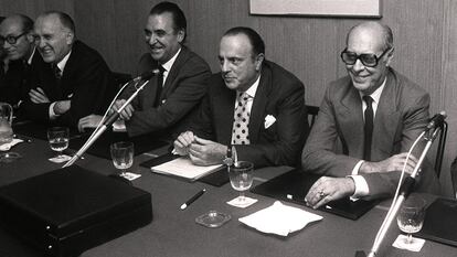 C.588 (21-10-1976). Presentación de Alianza Popular a la prensa el 21 de octubre de 1976. De Izquierda a derecha, Enrique Thomas de Carranza, Licinio de la Fuente, Gonzalo Fernández de la Mora, Manuel Fraga, Laureano López Rodó, Federico Silva Muñoz y Cruz Martínez Esteruelas.