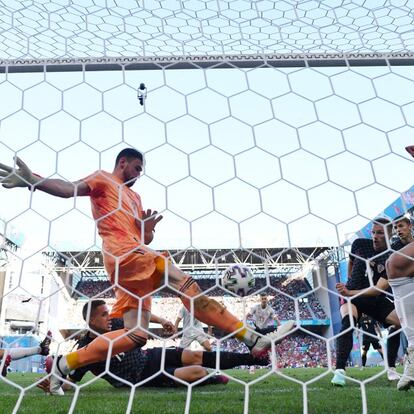 El jugador croata, Mislav Orsic, marca el segundo gol para su equipo.